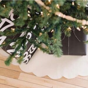Gathre Scalloped Ivory Tree Skirt